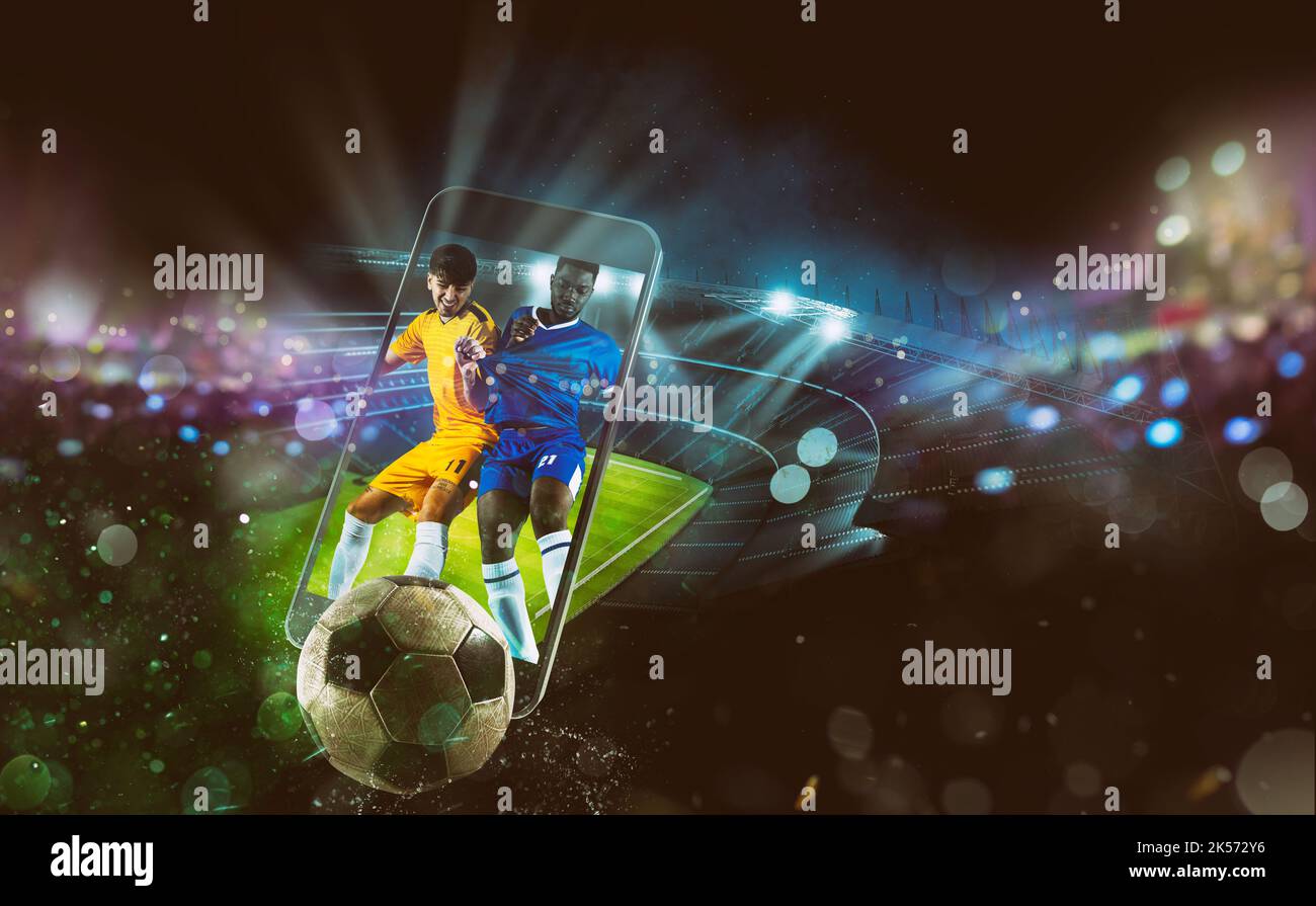 Sehen Sie sich ein Live-Sportereignis auf Ihrem Mobilgerät an. Wetten auf Fußballspiele Stockfoto