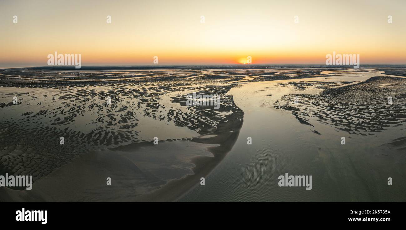 Frankreich, Somme, Somme Bay, Le Hourdel, Sonnenaufgang über der Somme Bay und Sandbänke bei Ebbe (Luftaufnahme) Stockfoto