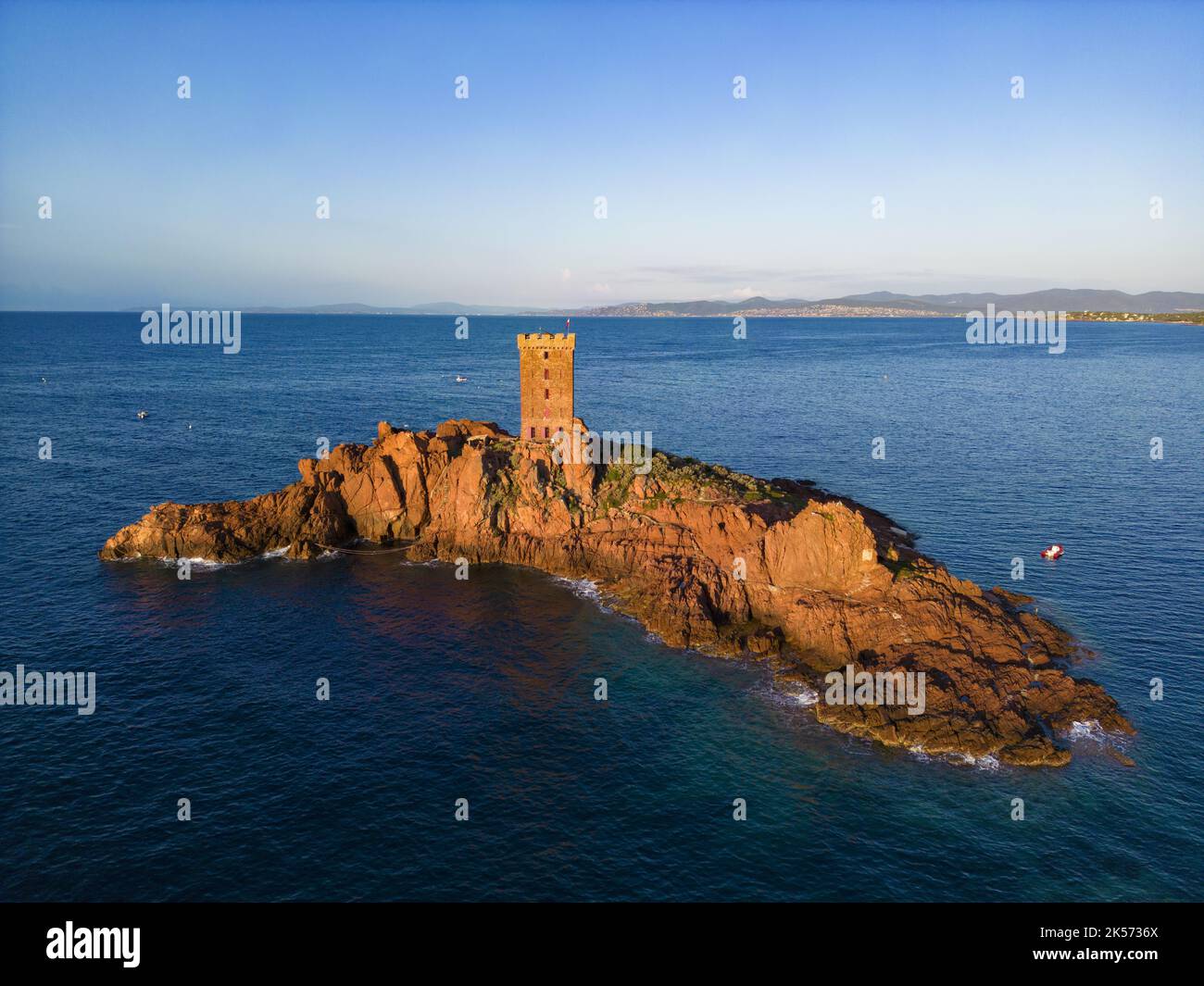 Frankreich, Var, Corniche de l'Esterel oder corniche d'Or, Saint Raphael, Ile d'Or vor dem Cap du Dramont (Luftaufnahme) Stockfoto