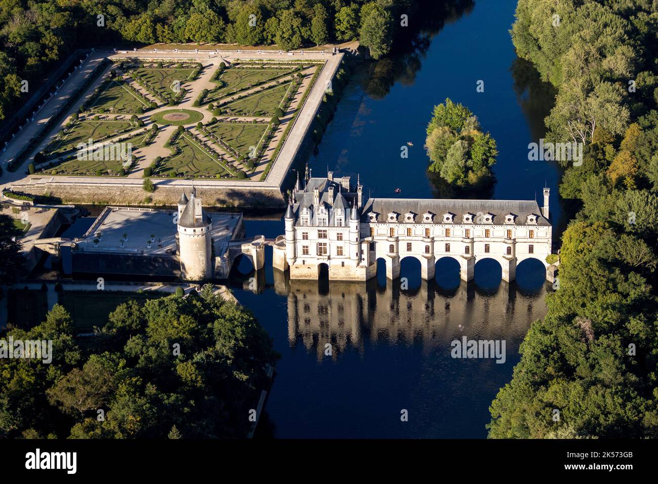 Frankreich, Indre et Loire, Chenonceaux, Loire-Tal die Château de Chenonceau, die von einem Heißluftballon des Veranstalters Art Montgolfière überflogen wird, wurde von der UNESCO zum Weltkulturerbe erklärt. Stockfoto