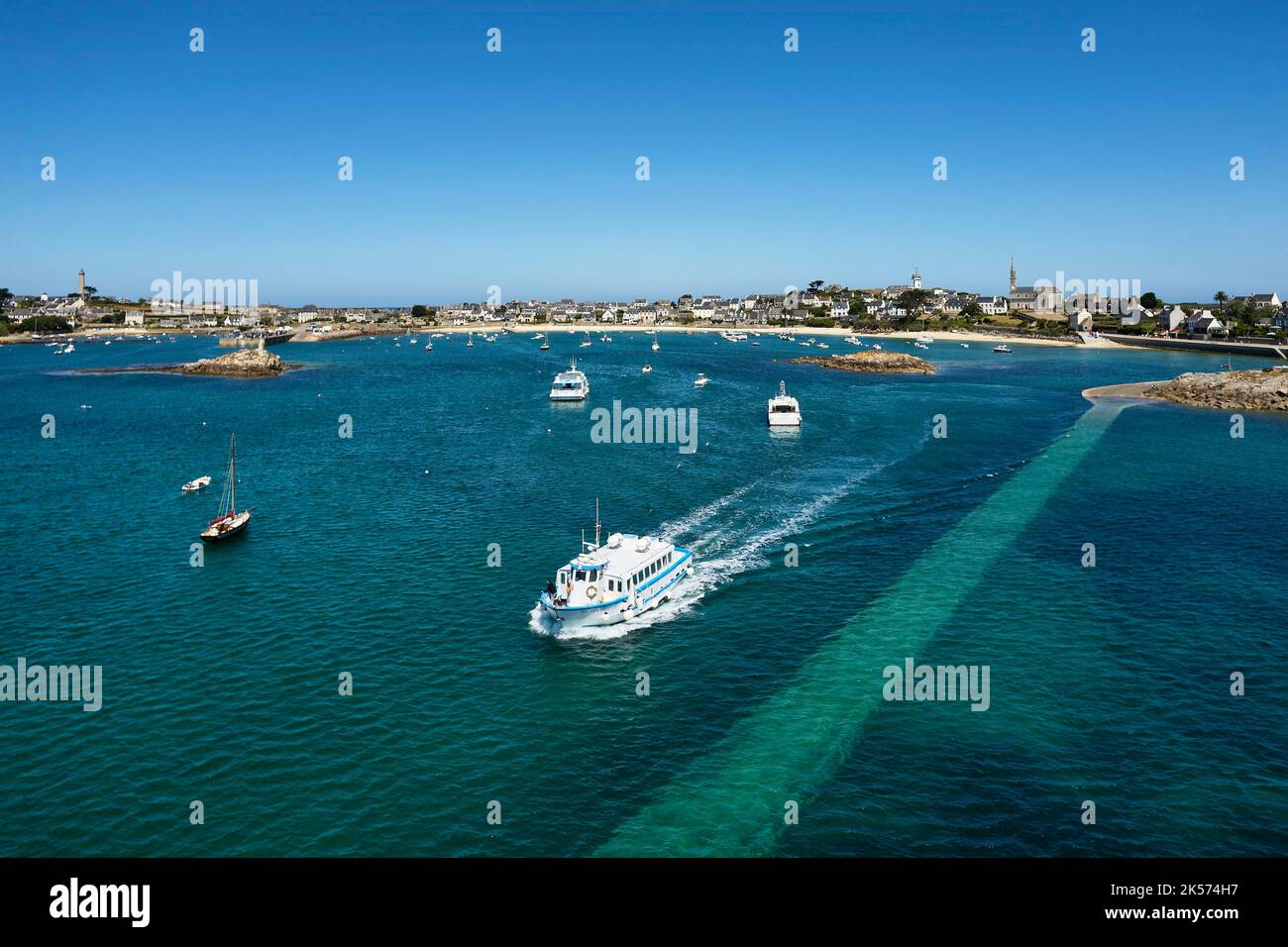 Frankreich, Finistere, Ponantinseln, ile de Batz (Insel Batz), Abfahrt der Fähre vom Hafen (Porz Kernok) nach Roscoff (Luftaufnahme) Stockfoto