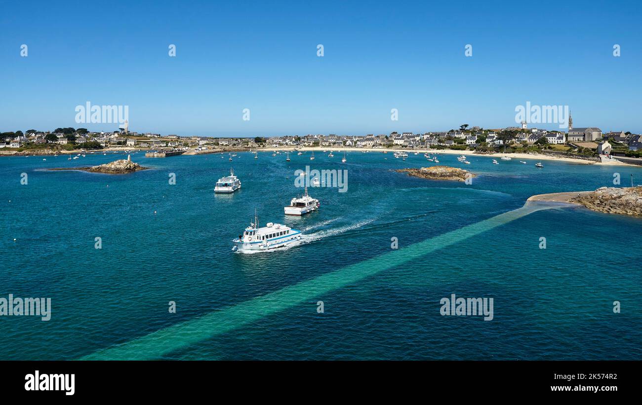 Frankreich, Finistere, Ponantinseln, ile de Batz (Insel Batz), Abfahrt der Fähre vom Hafen (Porz Kernok) nach Roscoff (Luftaufnahme) Stockfoto