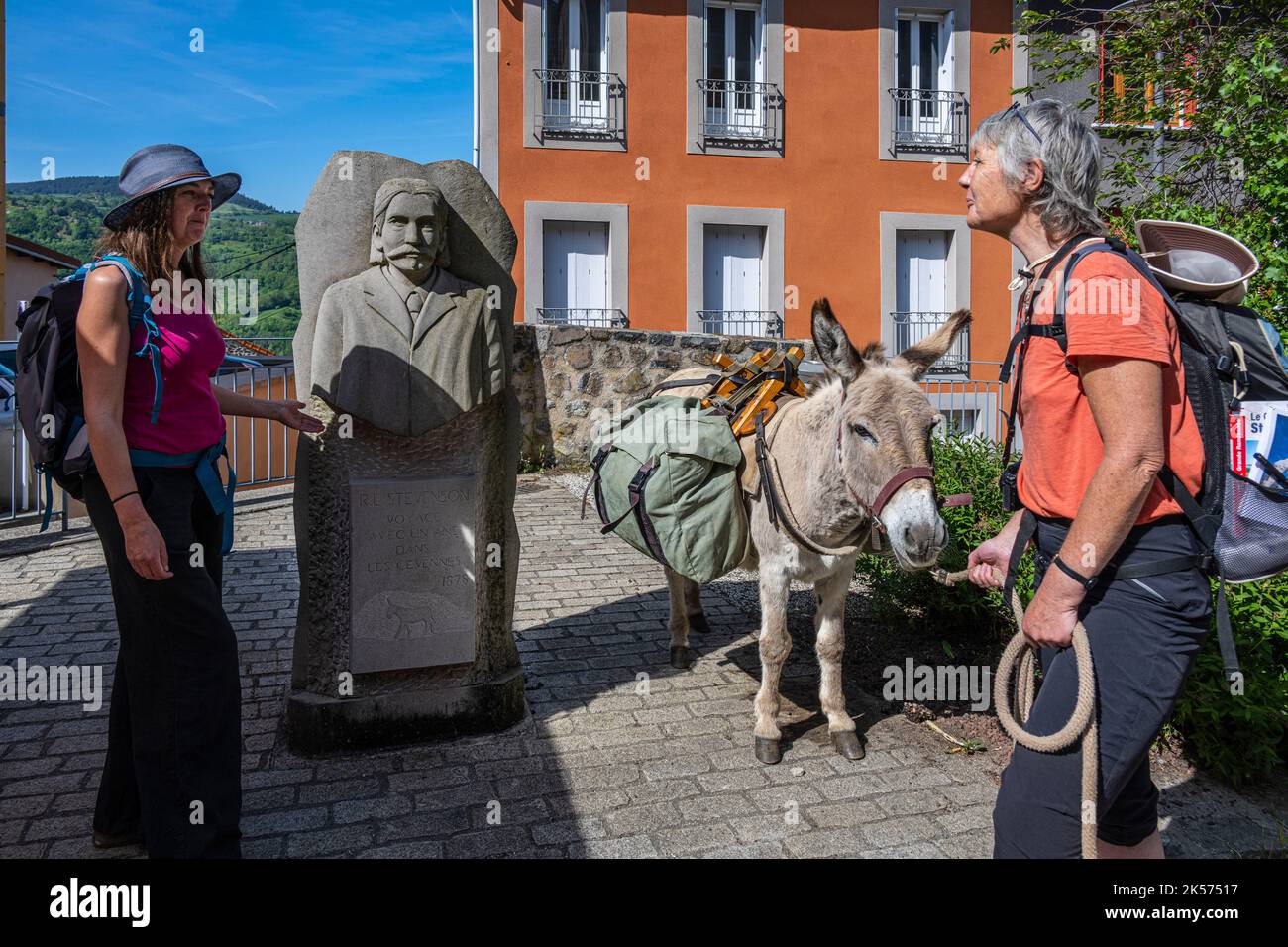 Frankreich, Haute Loire, Le Monastier-sur-Gazeille, Wanderung mit einem Esel auf dem Robert Louis Stevenson Trail (GR 70), Büste von Robert Louis Stevenson (1850-1894) von der Bildhauerin Lucie Delmas Stockfoto