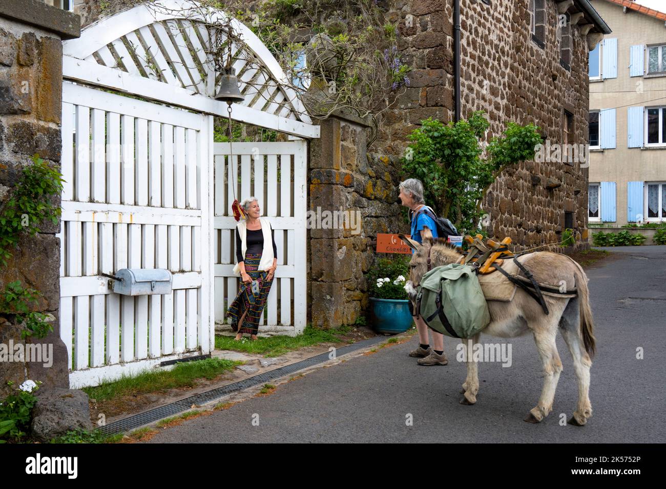 Frankreich, Haute Loire, Bouchet-Saint-Nicolas, Wandern mit einem Esel auf dem Robert Louis Stevenson Trail (GR 70), Marie begrüßt uns in ihrem Gästehaus Le Potala Stockfoto