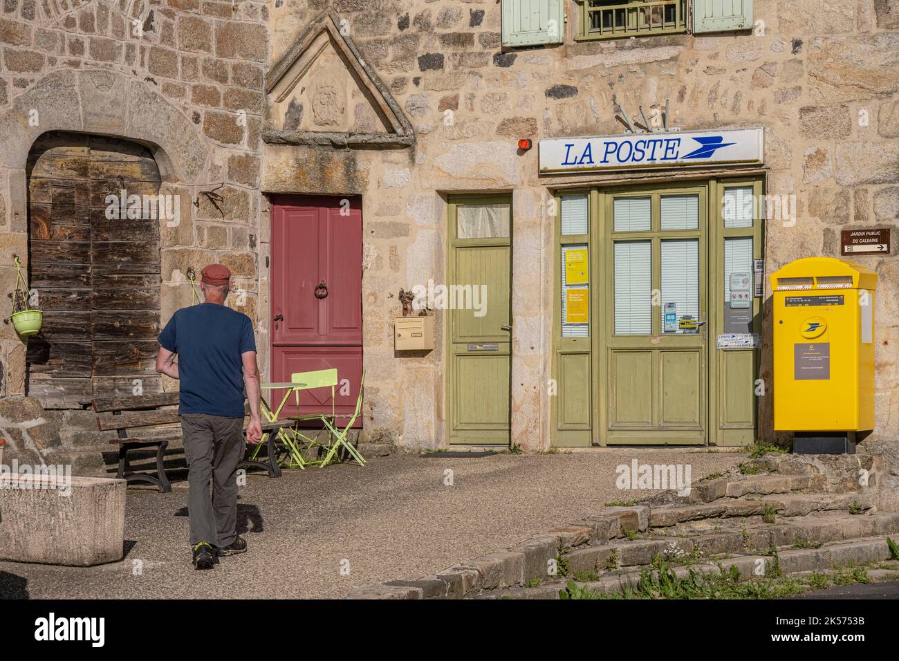 Frankreich, Haute Loire, Pradelles, die als Les Plus Beaux Villages de France (die schönsten Dörfer Frankreichs) auf dem Robert Louis Stevenson Trail (GR 70) bezeichnet werden, schmiegt sich das Postamt in ein historisches Gebäude am Place de la Halle Stockfoto