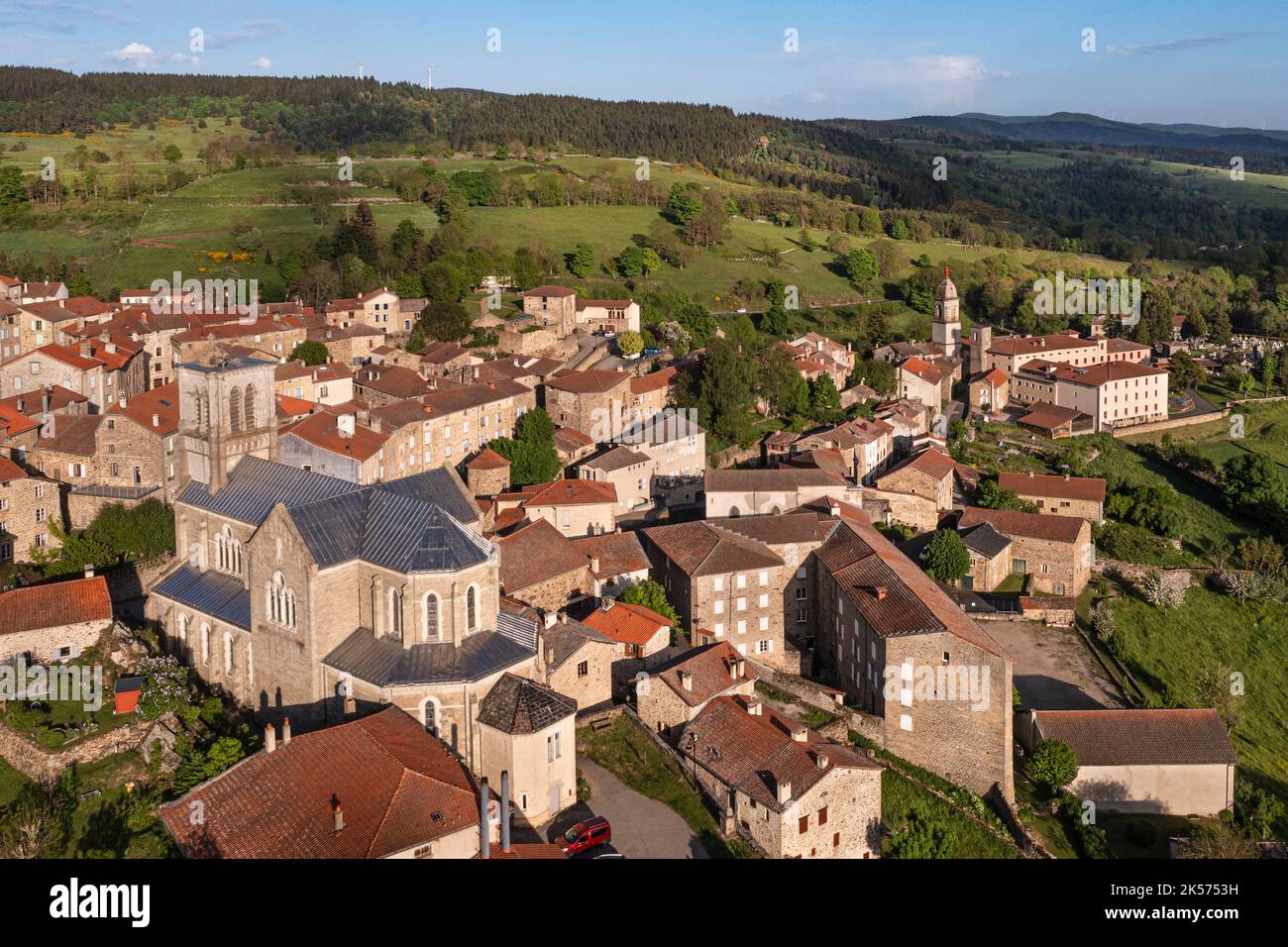 Frankreich, Haute Loire, Pradelles, beschriftet mit Les Plus Beaux Villages de France (die schönsten Dörfer Frankreichs) auf dem Robert Louis Stevenson Trail (GR 70) (Luftaufnahme) Stockfoto