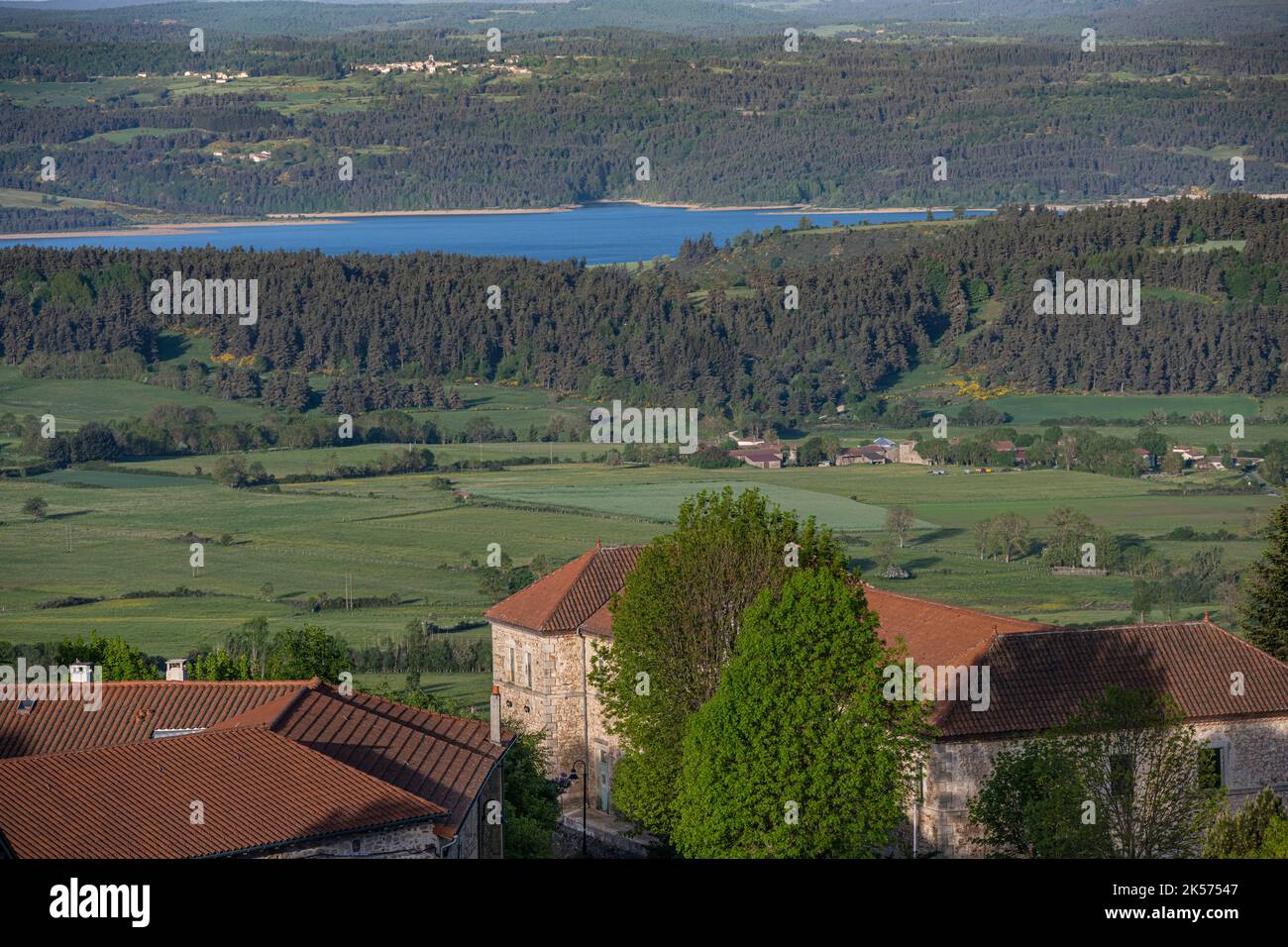 Frankreich, Haute Loire, Pradelles, beschriftet mit Les Plus Beaux Villages de France (die schönsten Dörfer Frankreichs) auf dem Robert Louis Stevenson Trail (GR 70) und dem Lake of Naussac im Hintergrund Stockfoto