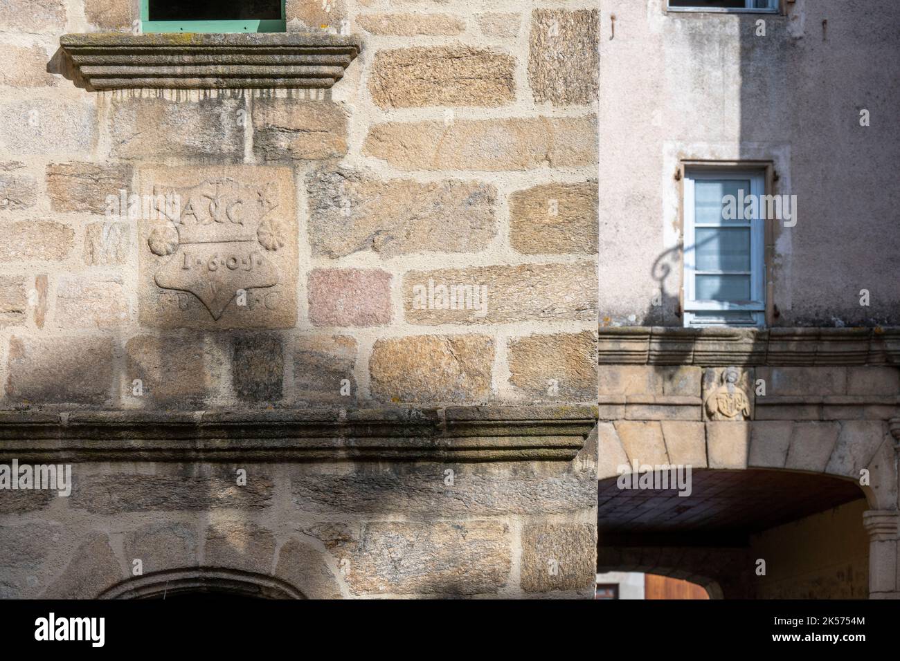 Frankreich, Lozere, Langogne, auf dem Stevenson-Weg (GR 70), das Prior-Haus in der Nähe des alten Klosters trägt die Inschrift AC 1605, es war bis zur Revolution der Wohnsitz von derjenige, der die zeitliche Macht der Gerechtigkeit und Polizei ausübt Stockfoto