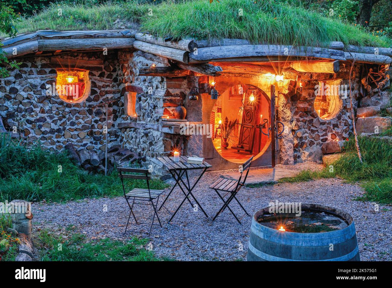 Frankreich, Cote d'Or, Saint Martin de la Mer, fantastisches Dorf der Domaine de la Pierre Ronde, ungewöhnliche Unterkunft, Hobbit-Haus Stockfoto