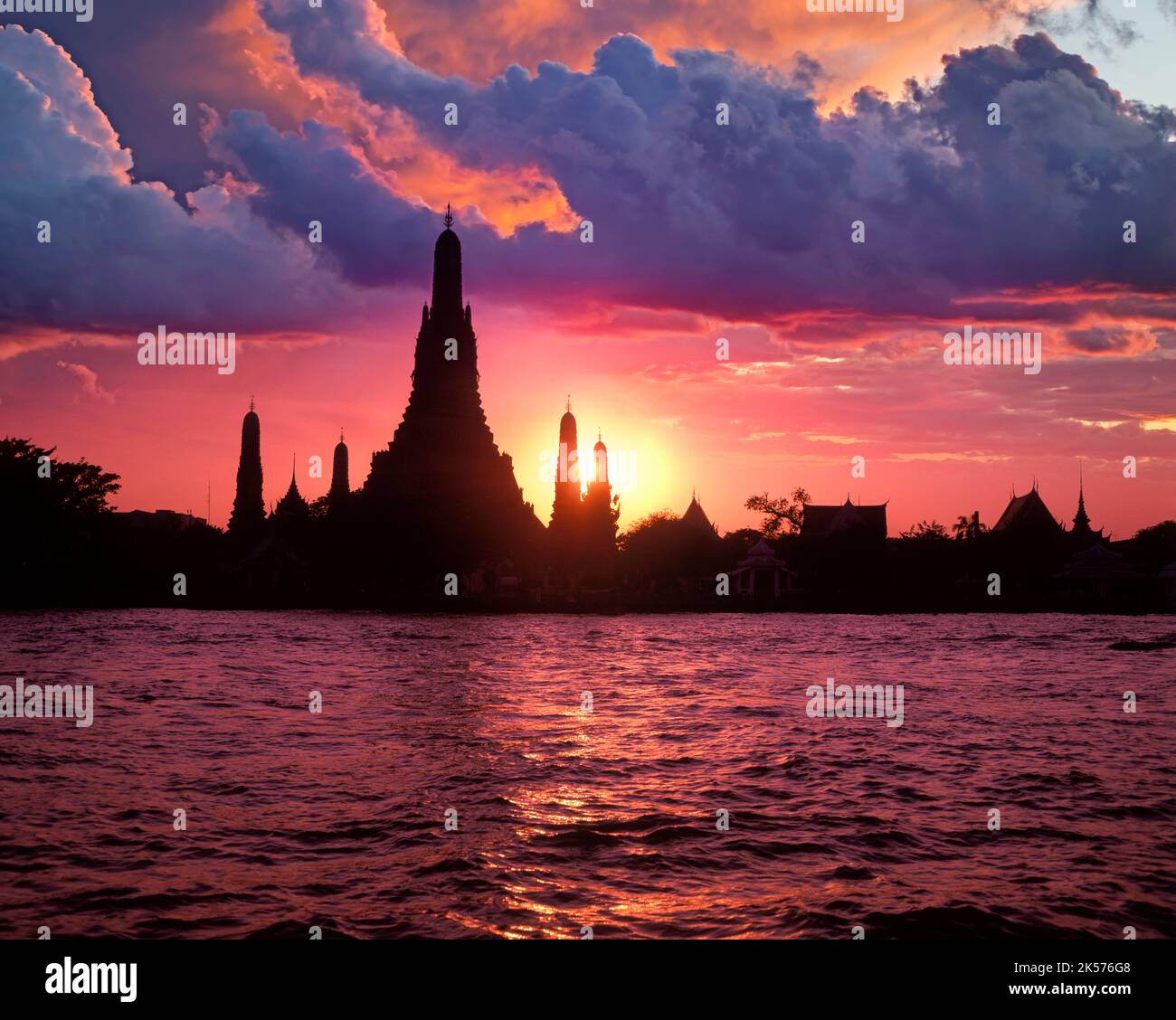 WAT ARUN TEMPEL DER MORGENRÖTE MAE NAM CHAO PHRAYA FLUSS BANGKOK THAILAND Stockfoto
