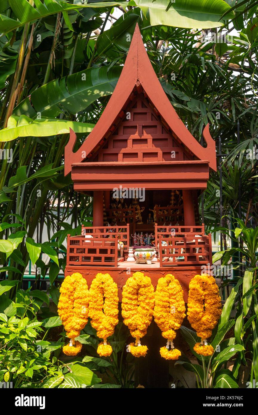Thailand, Bangkok, Distrikt Pathum Wan, Haus, Altar und Opfergaben von Jim Thomson Stockfoto