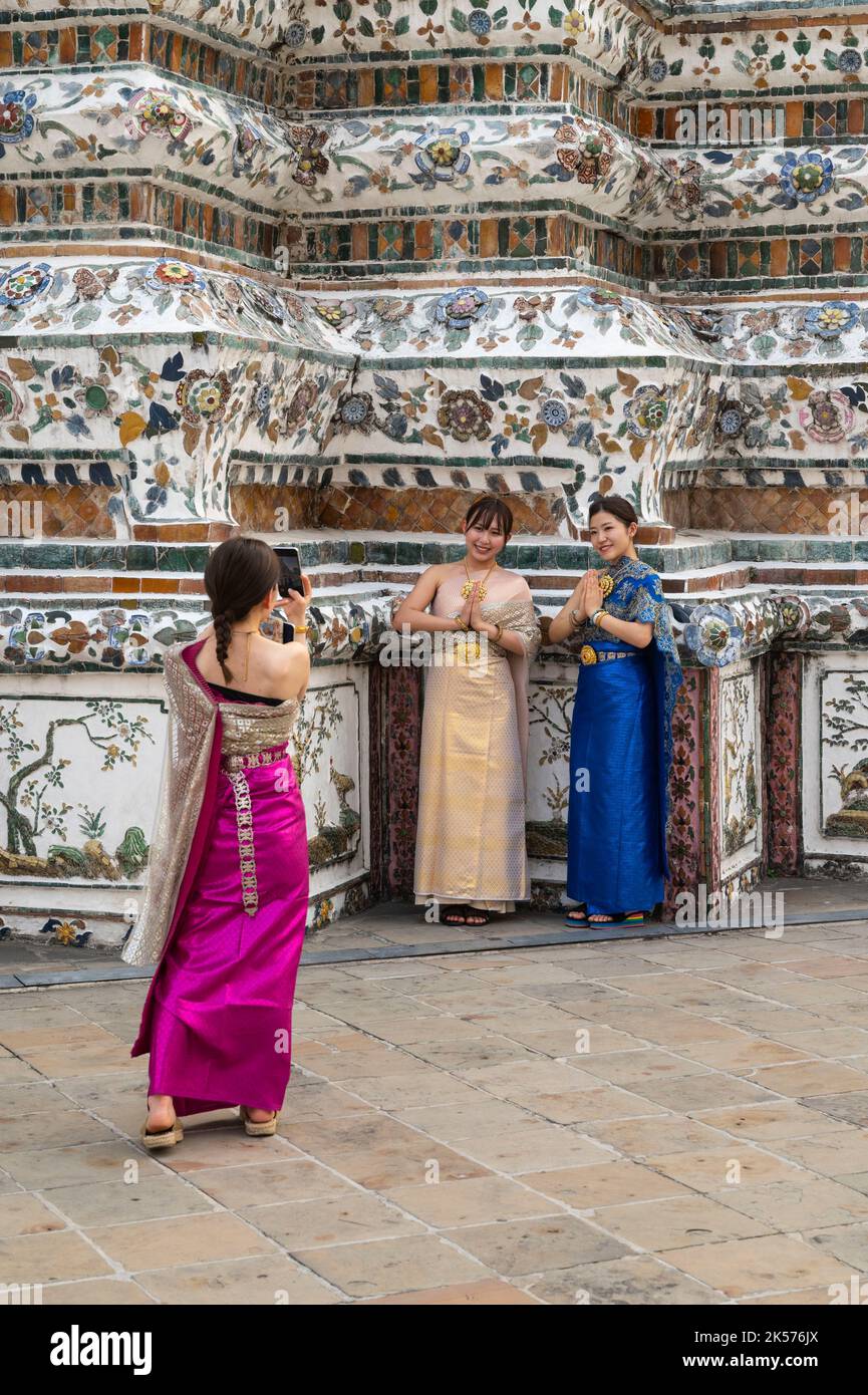 Thailand, Bangkok, Bangkok Ya, der Wat Arun Tempel (oder Tempel der Morgenröte), Frauen, die Fotos vom Gebet machen Stockfoto