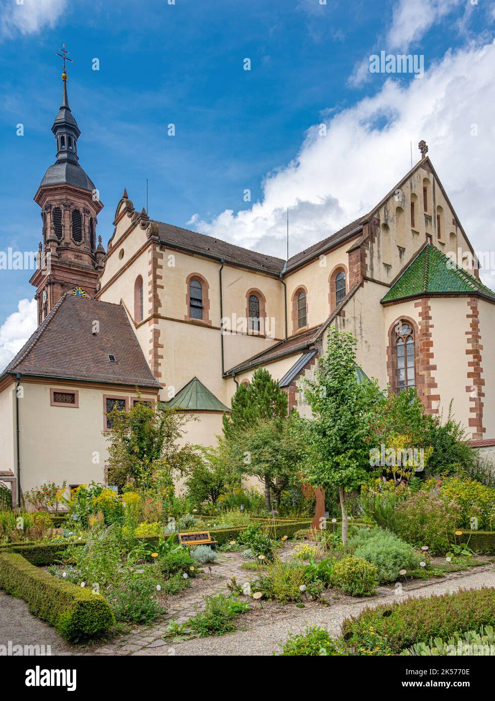 Kräutergarten Ansicht der Marienkirche‘der Altstadt von Gengenbach, Kinzigtal, Ortenau. Baden Württemberg, Deutschland, Europa Stockfoto