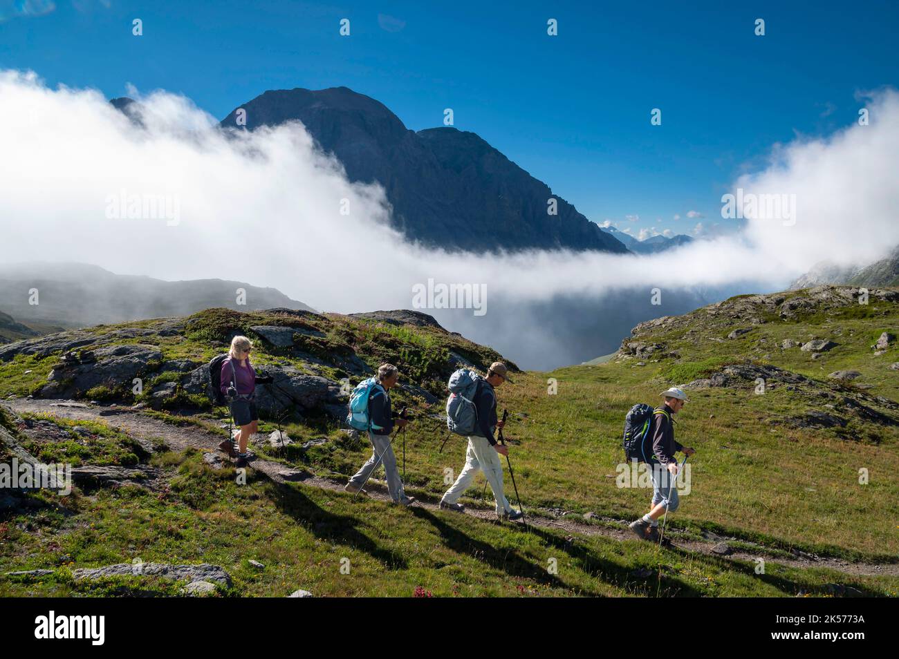 Frankreich, Savoie, Valmeinier, Thabor-Massiv, Wandern rund um den Thabor, Gruppe von Wanderern im Tal der Dame und Kamm der Könige Stockfoto