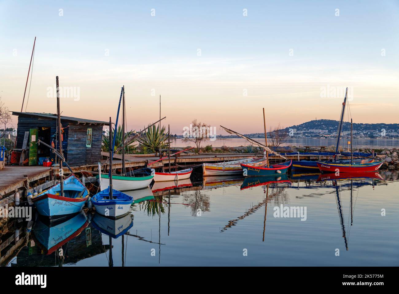 Frankreich, Herault, Bouzigues, Thau-Lagune in der Abenddämmerung, kleiner Hafen mit lateinischen Segeln und Mont-Saint Clair und Sete im Hintergrund Stockfoto