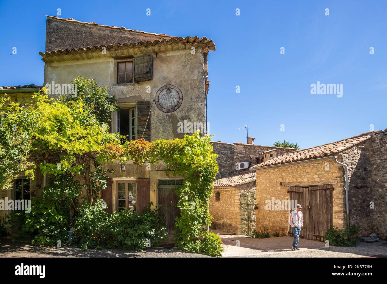 Frankreich, Vaucluse, regionaler Naturpark Luberon, Auribeau, Haus im Zentrum des Dorfes Stockfoto