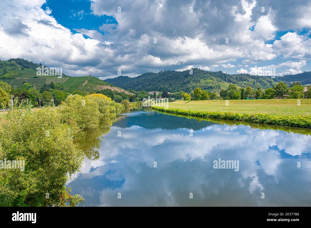 Der Fluss Kinzig bei Gengenbach, Kinzigtal, Ortenau. Baden Württemberg, Deutschland, Europa Stockfoto