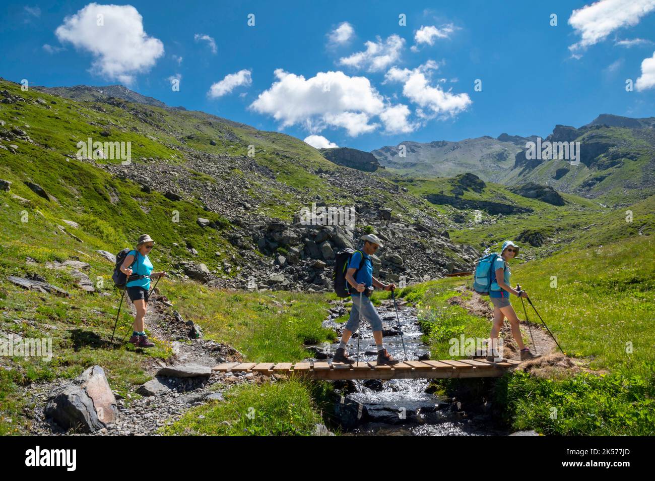 Frankreich, Savoie, Valmeinier, Thabor-Massiv, Trekking-Tour von Thabor, Durchgang des Col des Marches Wildbach auf einer Holzbrücke Stockfoto