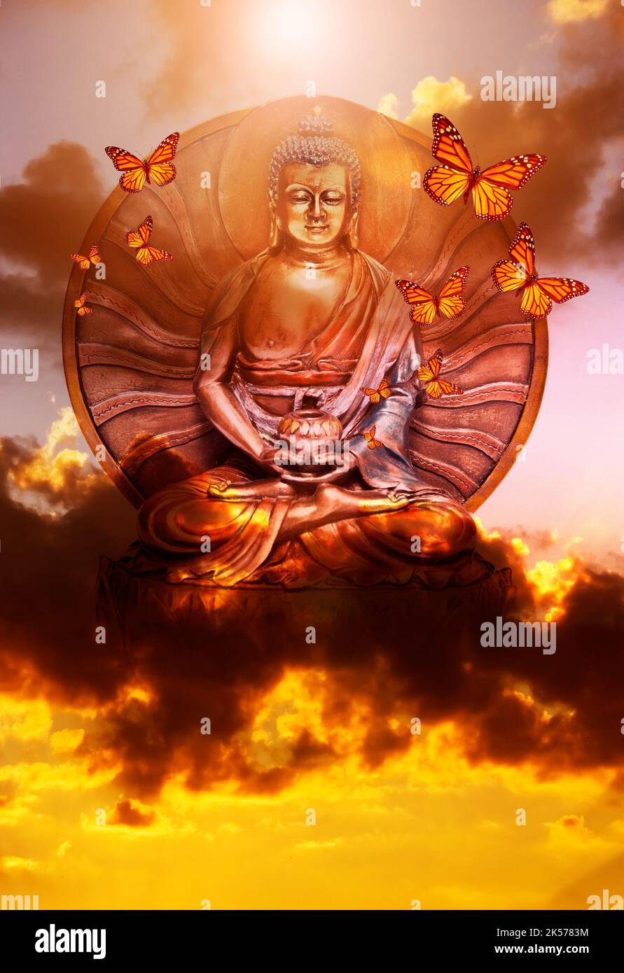 Künstlerisch spirituell mystischer buddha in Yoga-Meditationsposition mit mystischem Licht, göttlichem Himmel, Lichtstrahlen und Schmetterlingen Stockfoto
