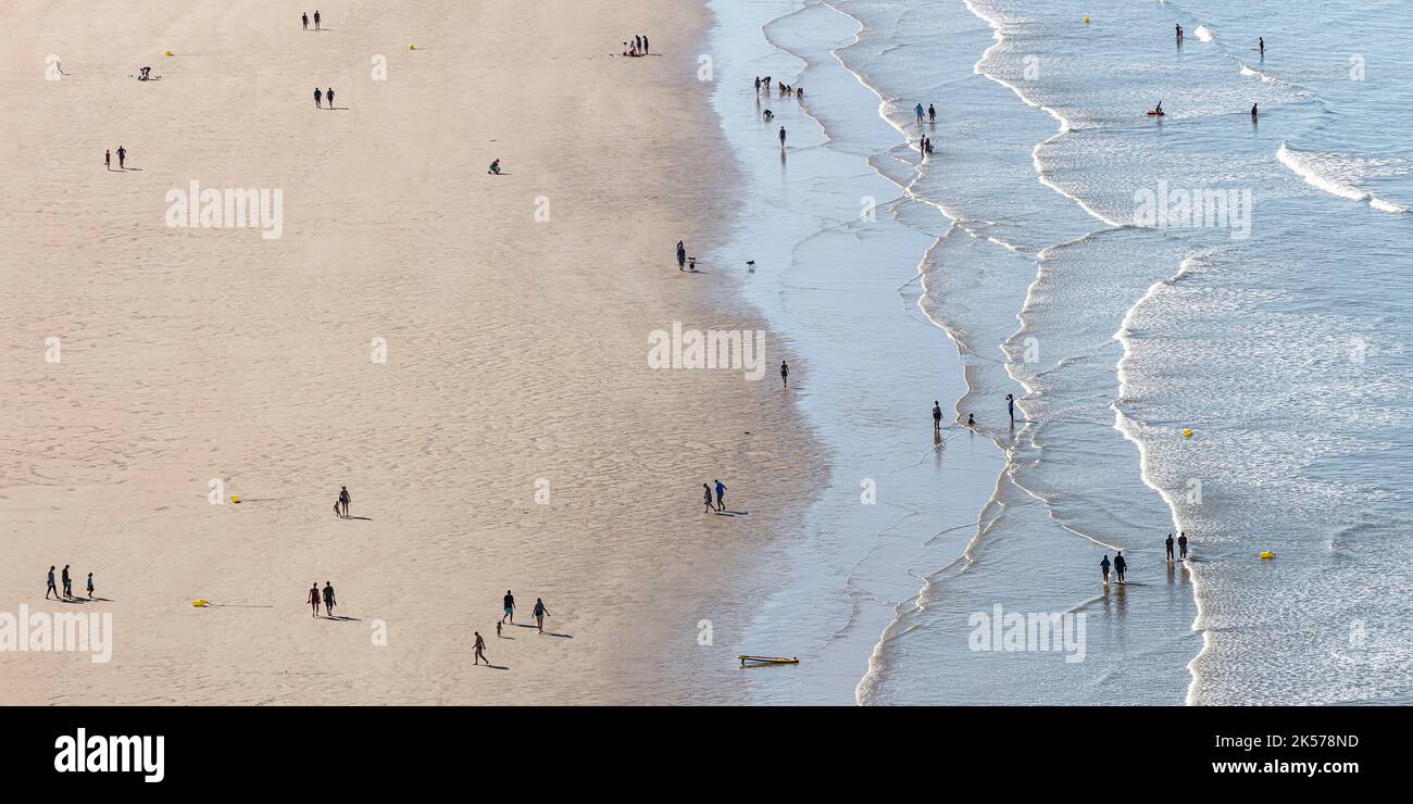 Frankreich, Vendee, St Jean de Monts, Spaziergänger und Badegäste am Strand von les Demoiselles bei Ebbe (Luftaufnahme) Stockfoto