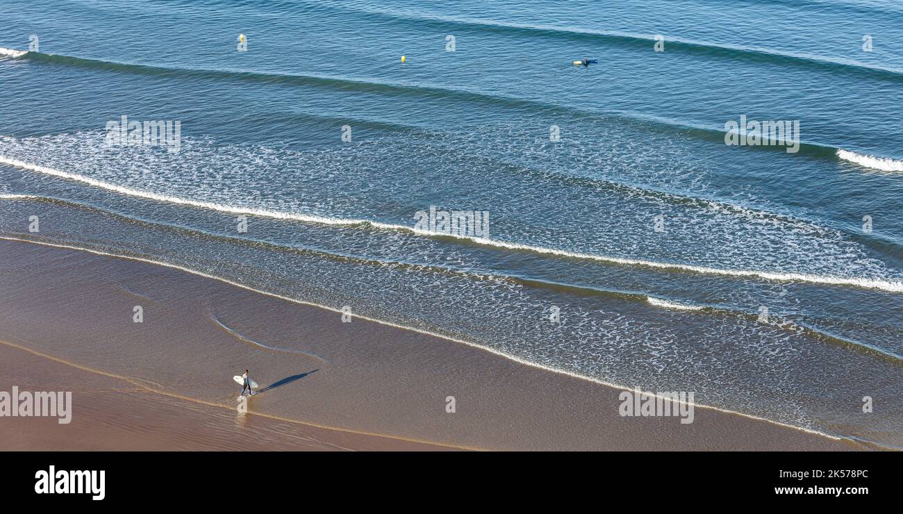 Frankreich, Vendée, Bretignolles sur Mer, Surfer am Strand von Dunes (Luftaufnahme) Stockfoto