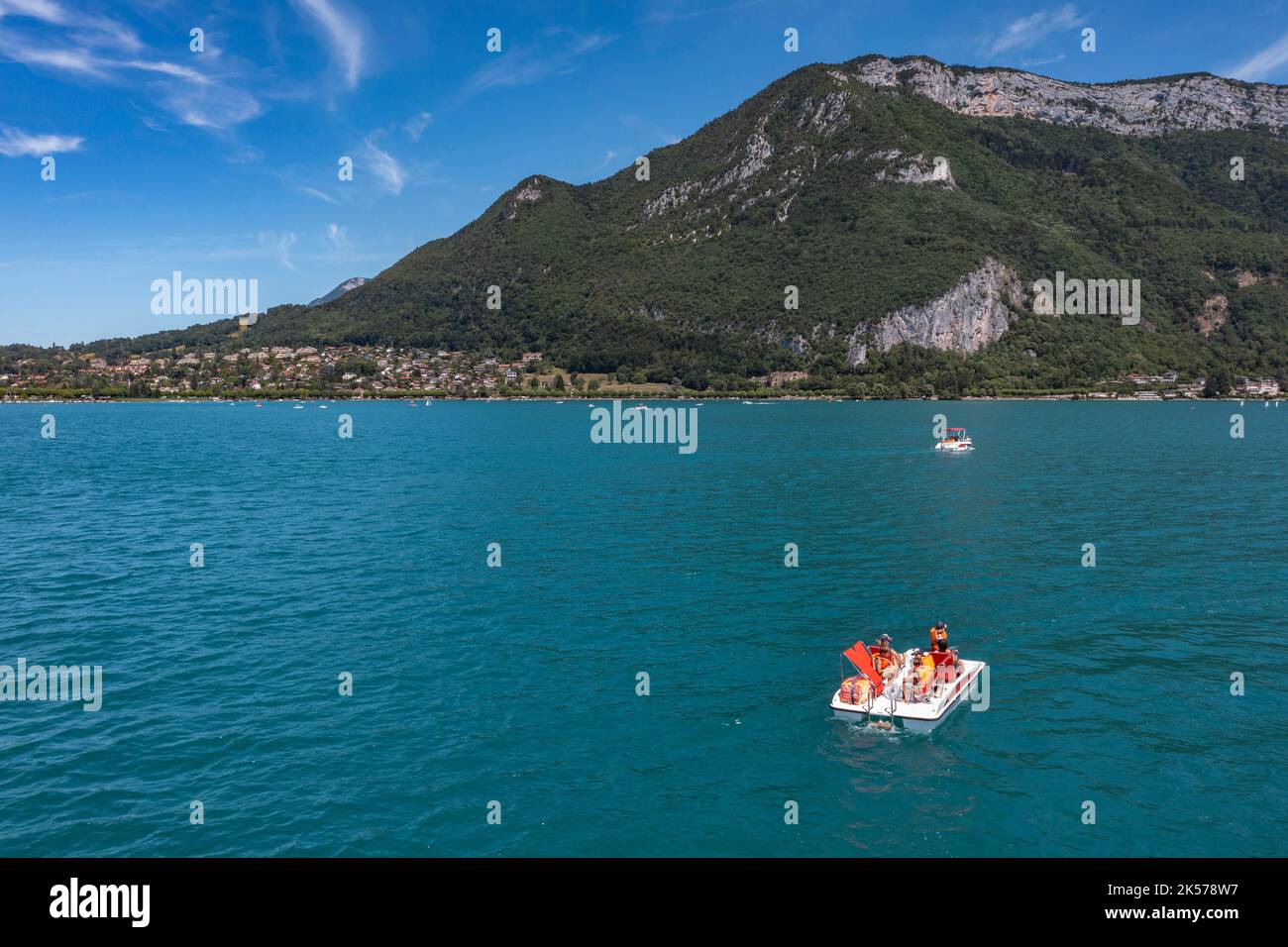 Frankreich, Haute-Savoie (74), Annecy, Familien-Tretboot auf dem See, Stockfoto