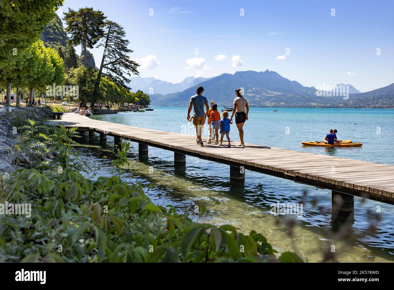 Frankreich, Haute-Savoie (74), Annecy , Familienspaziergang auf den Pontons des kleinen Hafens, Stockfoto