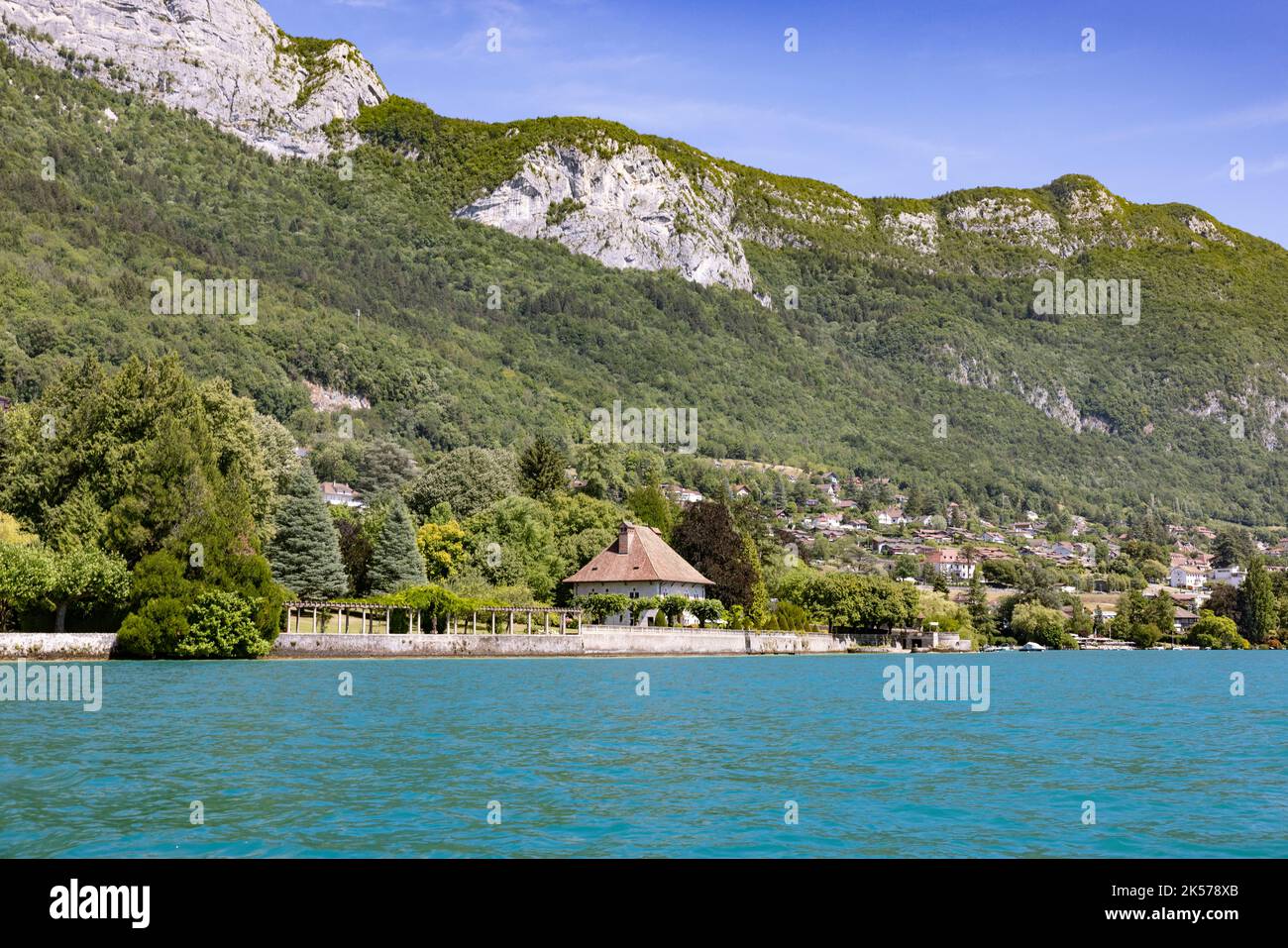 Frankreich, Haute-Savoie, Annecy, Blick auf Veyrier du Lac vom See Annecy Stockfoto