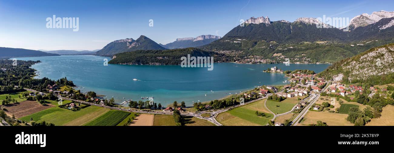 Frankreich, Haute-Savoie, Annecy, Panorama des Annecy-Sees vom Schloss Héré in Duingt aus gesehen, Talloires und die Dents de Lanfon im Hintergrund (Luftaufnahme) Stockfoto