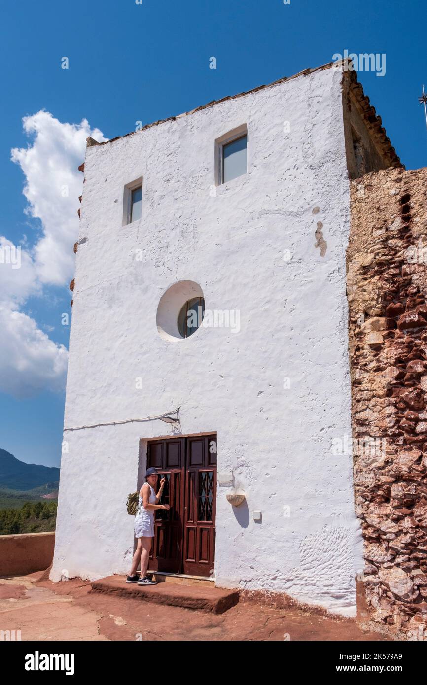 Spanien, Katalonien, Costa Daurada, Mont-Roig del Camp, Ermita de Mare de Deu de la Roca gemalt von Joan Miró Stockfoto