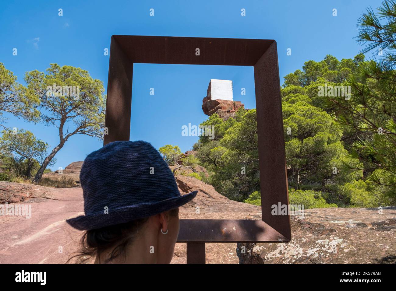 Spanien, Katalonien, Costa Daurada, Mont-Roig del Camp, Ermita de Mare de Deu de la Roca gemalt von Joan Miró Stockfoto