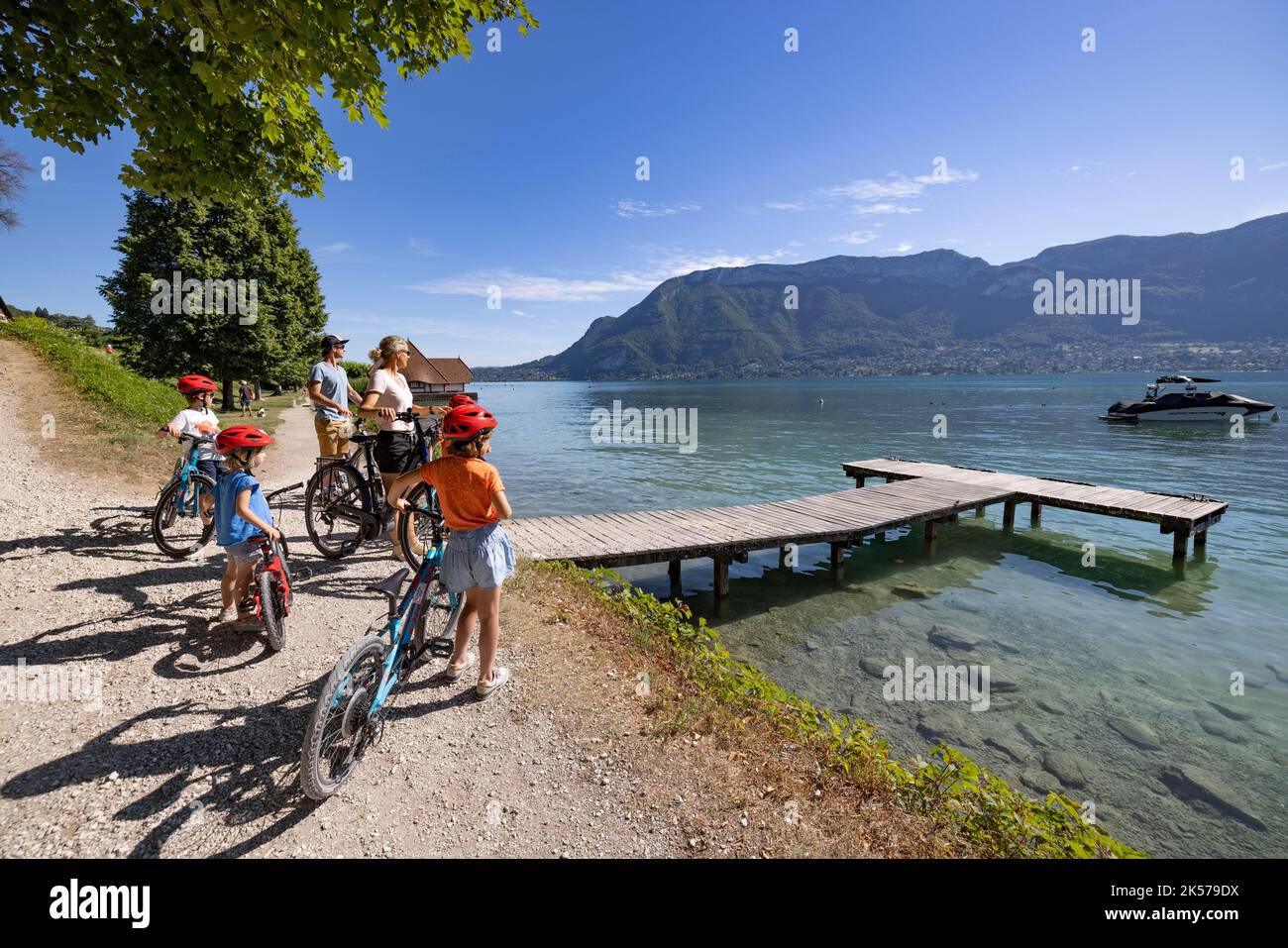Frankreich, Haute-Savoie (74), Annecy , Fahrradtour mit der Familie auf der Promenade des seines, Sevrier, der Radweg des Sees von Annecy wurde 2022 fertiggestellt, 40 Kilometer und 300 Höhenmeter, um den See mit dem Fahrrad, zu Fuß oder auf Rollerblades zu umfahren, Stockfoto