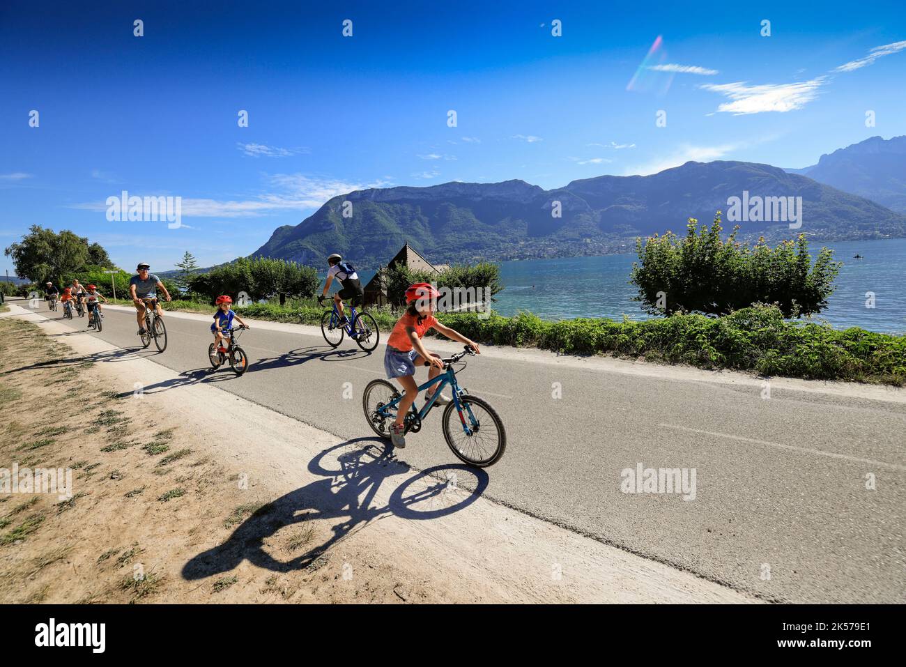 Frankreich, Haute-Savoie (74), Annecy , Fahrradtour mit der Familie auf der Promenade des seines, Sevrier, der Radweg des Sees von Annecy wurde 2022 fertiggestellt, 40 Kilometer und 300 Höhenmeter, um den See mit dem Fahrrad, zu Fuß oder auf Rollerblades zu umfahren, Stockfoto