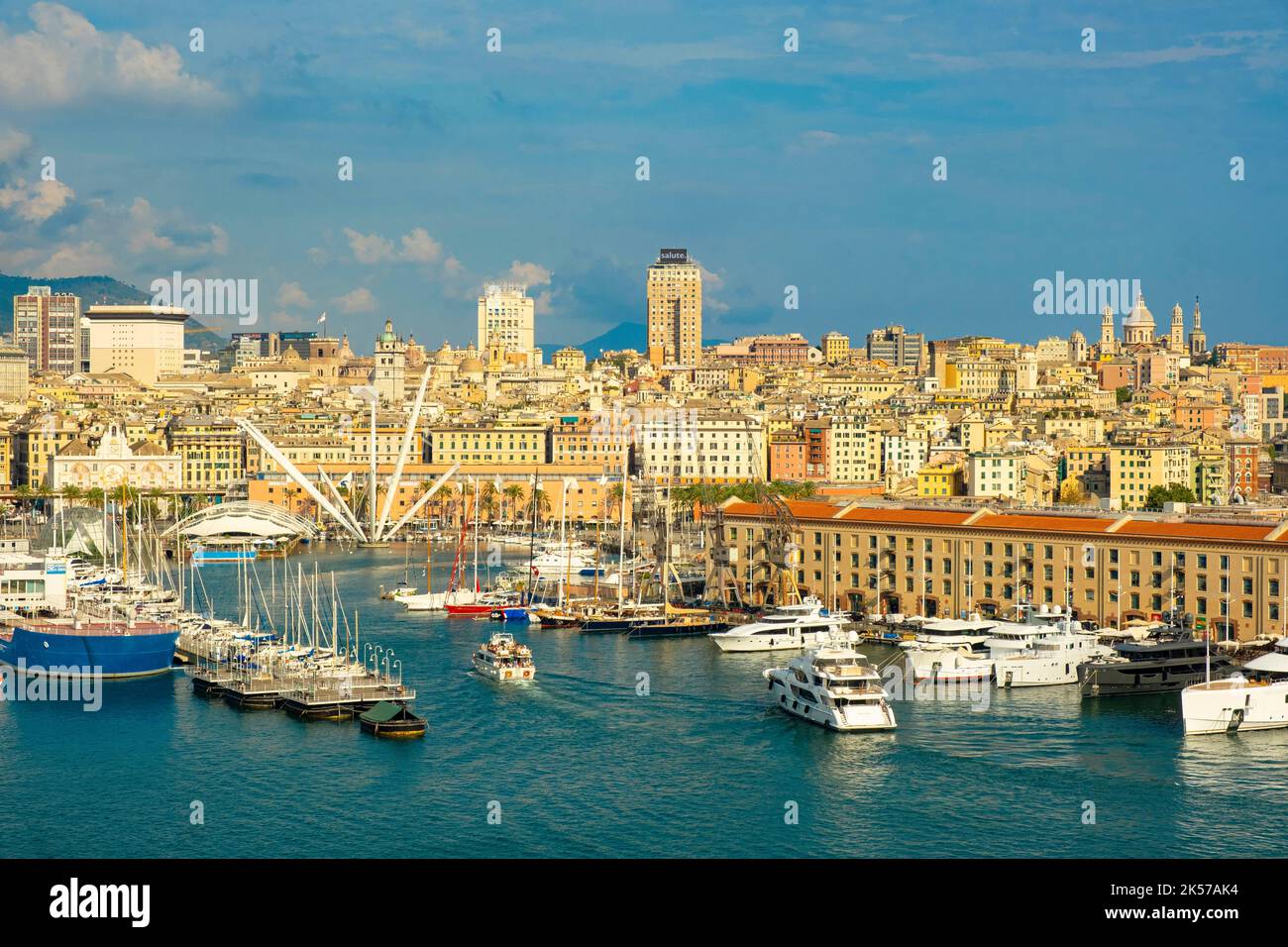 Italien, Ligurien, Genua, der Porto Antico (Alter Hafen) mit dem Panoramalift Bigo von Renzo Piano Stockfoto