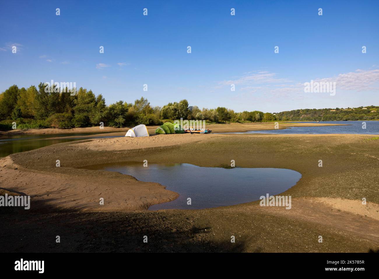Frankreich, Maine-et-Loire, Loire-Tal von UNESCOzum Weltkulturerbe erklärt Biwak am Ufer der Loire bei Oudon (Luftaufnahme) Stockfoto