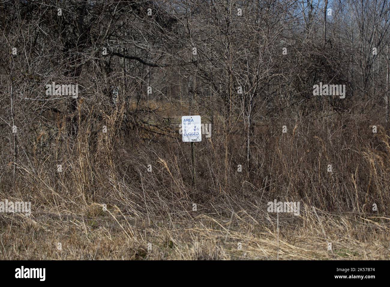 BAYOU COCODRIE NATIONAL WILDLIFE REFUGIUM LOUISIANA/USA – FEBRUAR 4 2022: Kleines Gebiet hinter diesem Punkt geschlossenes Schild am Bayou Cocodrie National Wildl Stockfoto
