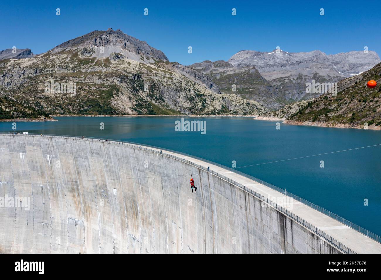 Schweiz, Kanton Wallis, Staudamm Emosson, zusätzlich zu der Kletterroute, die auf dem Staudamm eingerichtet ist, ermöglicht eine 450-Meter-Seilrutschbahn die Überquerung des Staudamms 50 Meter über dem Boden (Luftaufnahme) Stockfoto