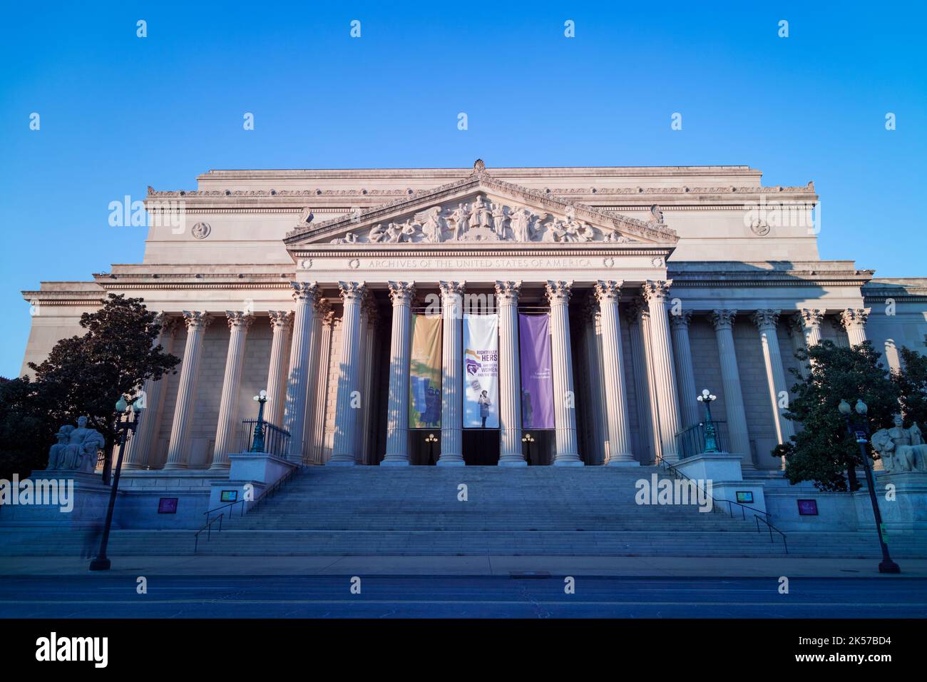 Das National Archives Building in Washington, D.C. bei Sonnenuntergang, von der Constitution Avenue NW an einem Winterabend aus gesehen. Stockfoto