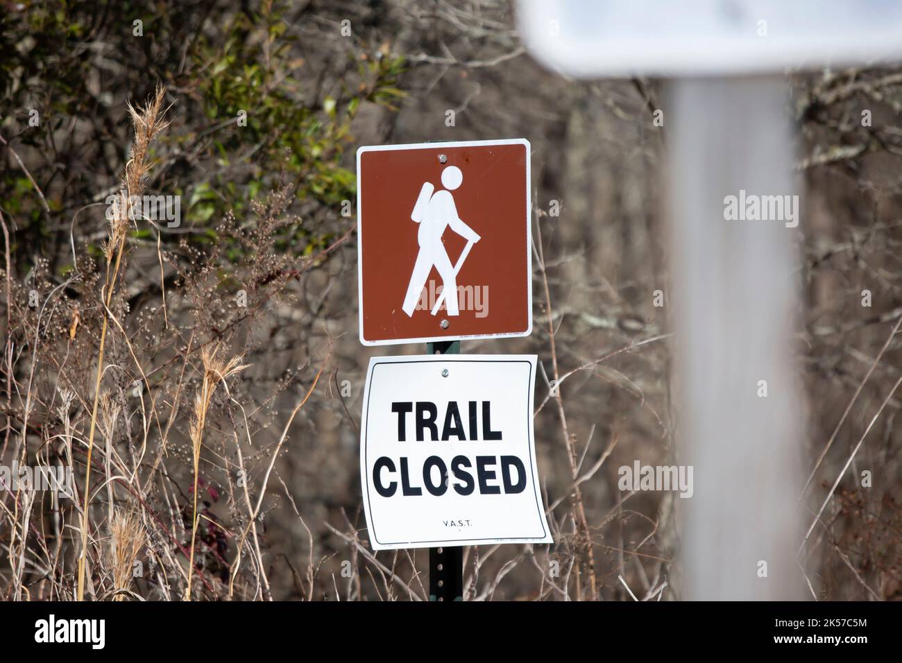 BAYOU COCODRIE NATIONAL WILDLIFE REFUGIUM LOUISIANA/USA – FEBRUAR 4 2022: Schild mit Hinweis auf einen markierten Wanderweg am Bayou Cocodrie National Wildlif Stockfoto