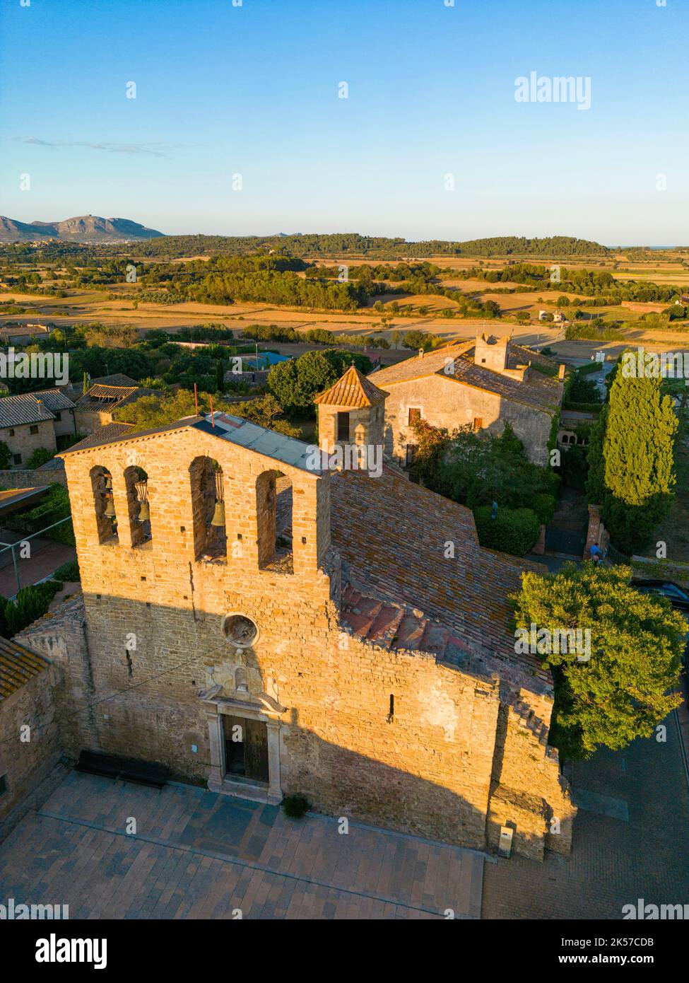Spanien, Katalonien, Dorf Ullastret (Luftaufnahme) Stockfoto