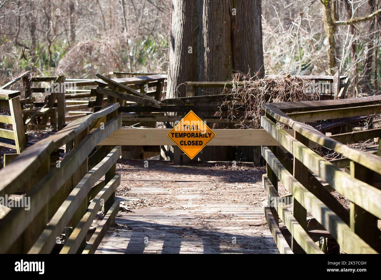 BAYOU COCODRIE NATIONAL WILDLIFE REFUGE LOUISIANA/USA – FEBRUAR 4 2022: Schild am Bayou Cocodrie National Wildlife Refuge Overlook mit der Angabe, dass die Stockfoto