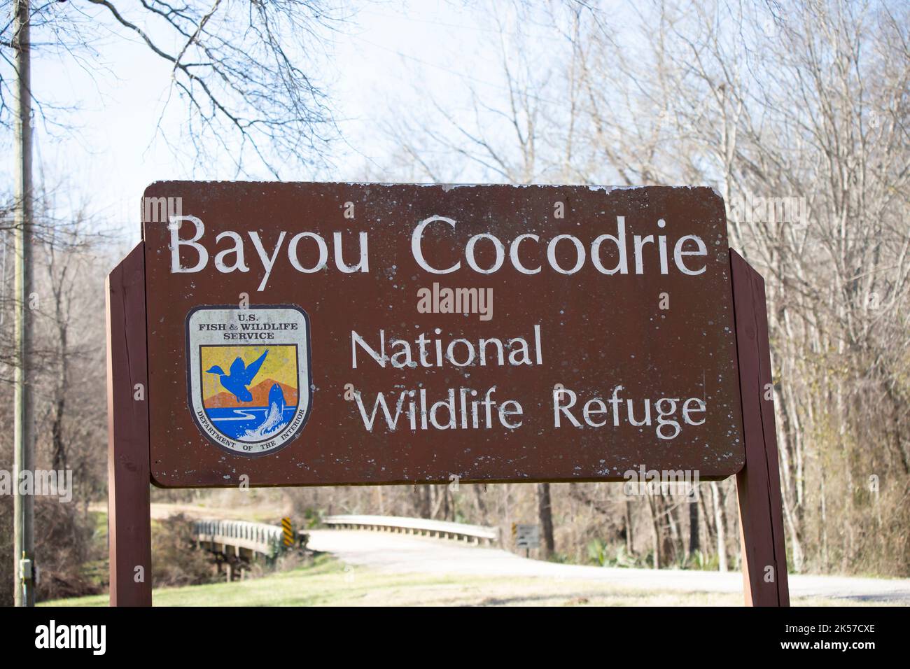 BAYOU COCODRIE NATIONAL WILDLIFE REFUGE LOUISIANA/USA – FEBRUAR 4 2022: Bayou Cocodrie National Wildlife Refuge Eintrittsschild Stockfoto