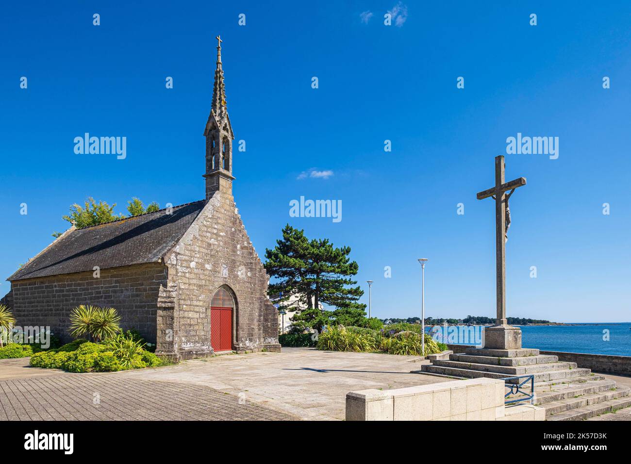 Frankreich, Finistere, Concarneau, 15.-16. Jahrhunderte Kapelle des Kreuzes oder Notre-Dame du Bon-Secours Kapelle auf dem Küstenwanderweg oder GR 34 Fernwanderweg Stockfoto