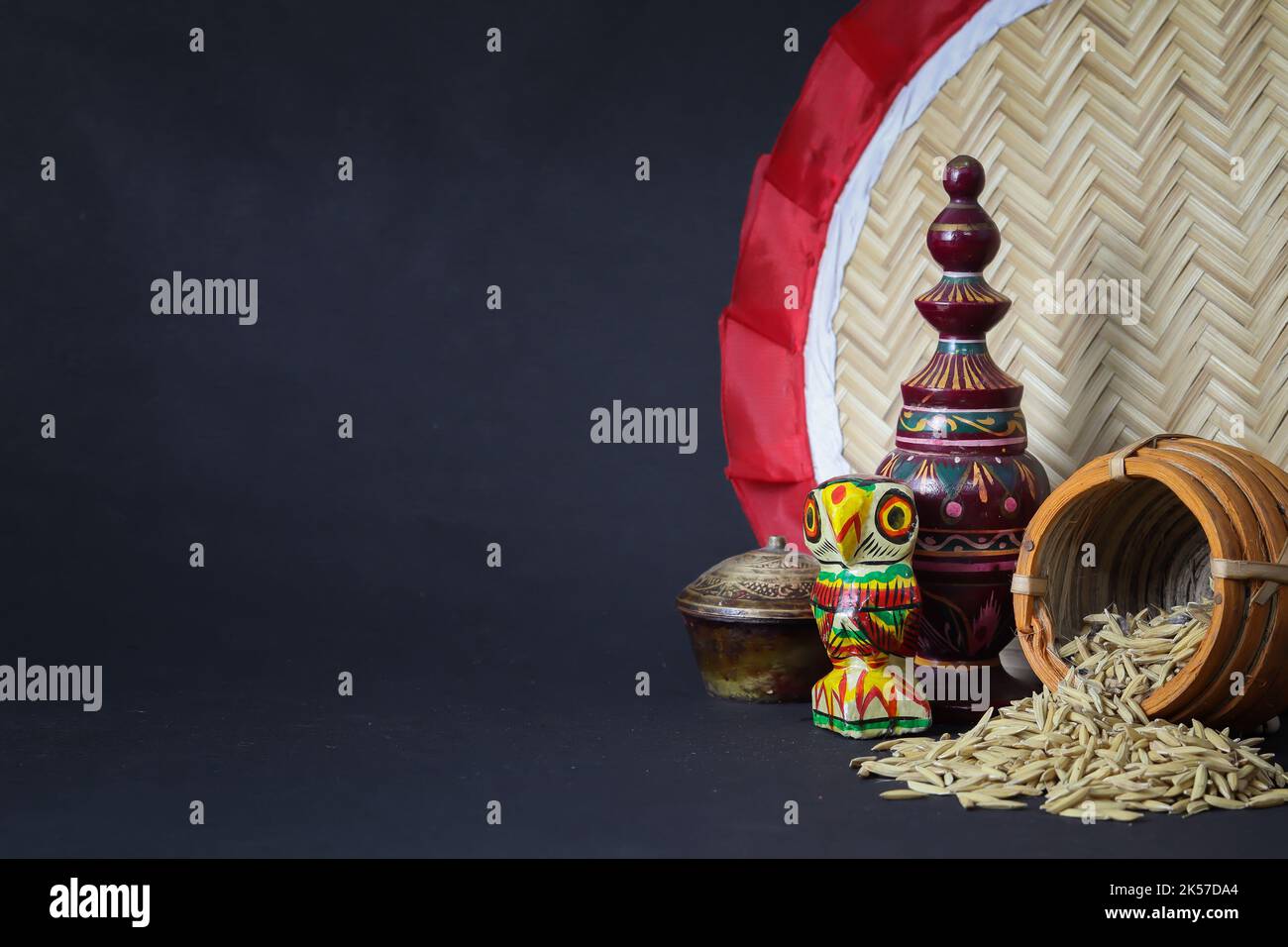 Laxmi puja Grundausstattung für Rituale zusammengehalten. Reiskörner, Holzkauz und andere Objekte symbolisieren Göttin des Reichtums und des Wohlstands während der l Stockfoto