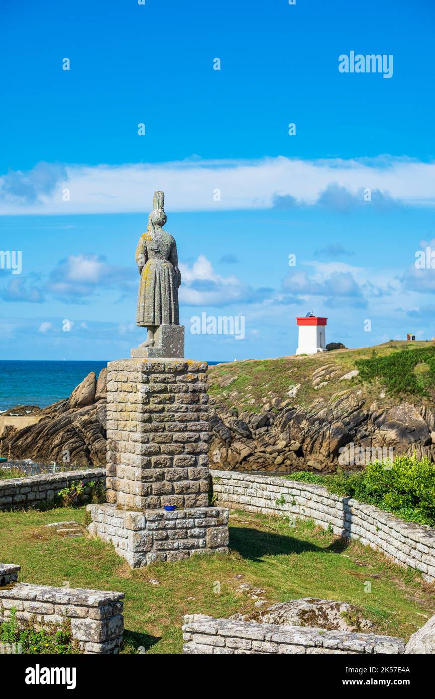 Frankreich, Finistere, Plouhinec, Bucht von Pors Poulhan, markiert die Wasserscheide zwischen Cap Sizun und Pays Bigouden, Statue von La Bigoudène vom Bildhauer René Quillivic Stockfoto
