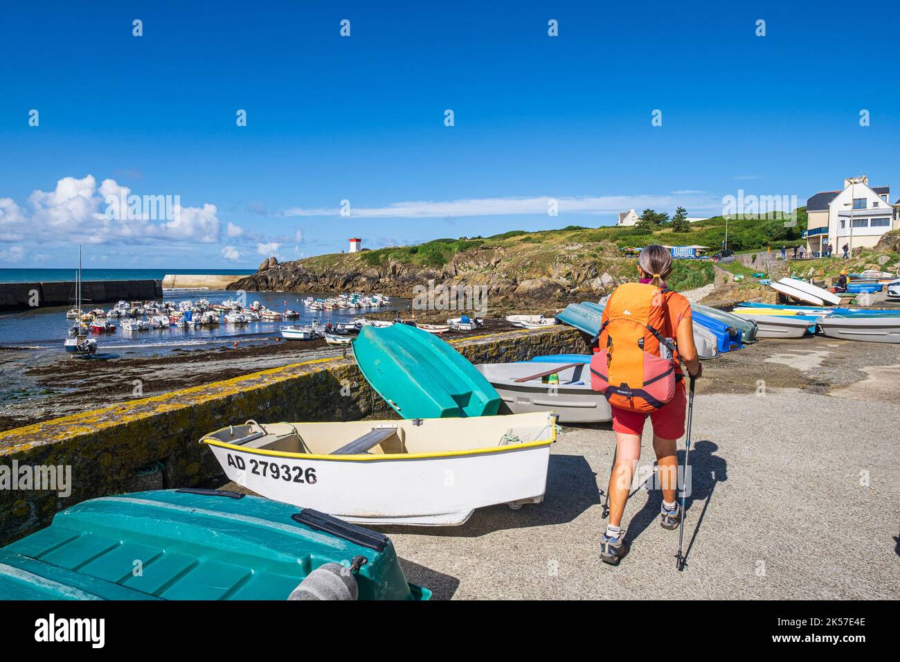 Frankreich, Finistere, Plouhinec, Bucht von Pors Poulhan, markiert die Wasserscheide zwischen Cap Sizun und Pays Bigouden, Wandern auf dem Küstenwanderweg oder GR 34 Fernwanderweg Stockfoto