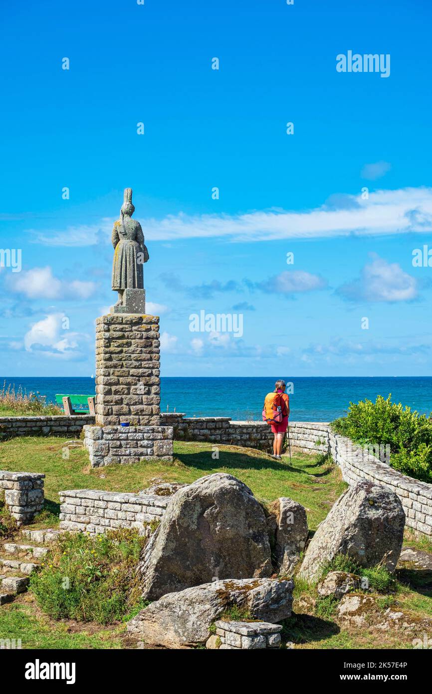 Frankreich, Finistere, Plouhinec, Bucht von Pors Poulhan, markiert die Wasserscheide zwischen Cap Sizun und Pays Bigouden, Statue von La Bigoudène vom Bildhauer René Quillivic, Wanderung auf dem Küstenwanderweg oder GR 34 Fernwanderweg Stockfoto