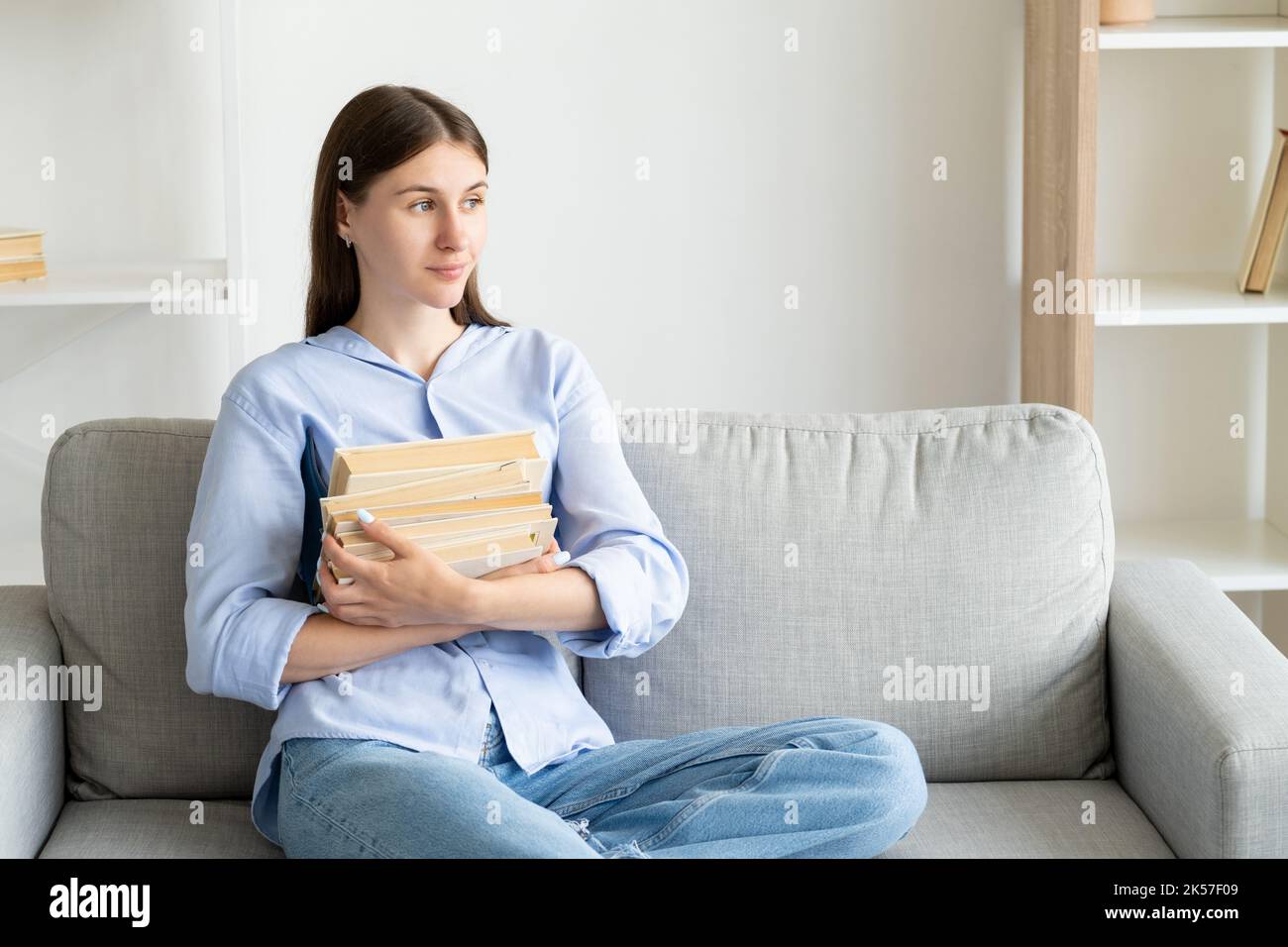 Weibliche Student zu Hause Bildung Vorbereitung Prüfung Stockfoto