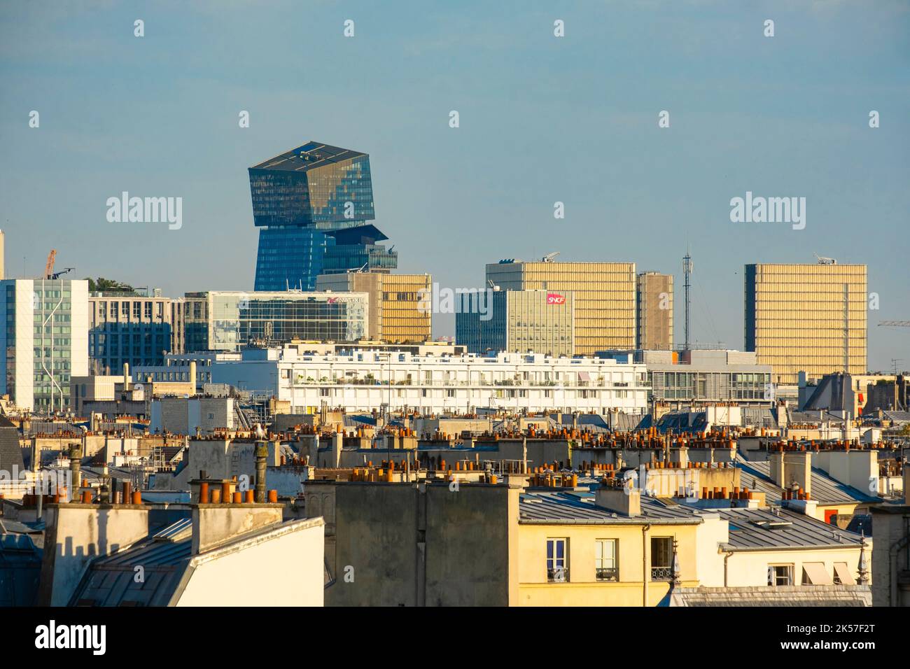 Frankreich, Paris, die Dächer von Paris, die Duo Towers von Jean Nouvel und das BNF François Mitterrand Stockfoto