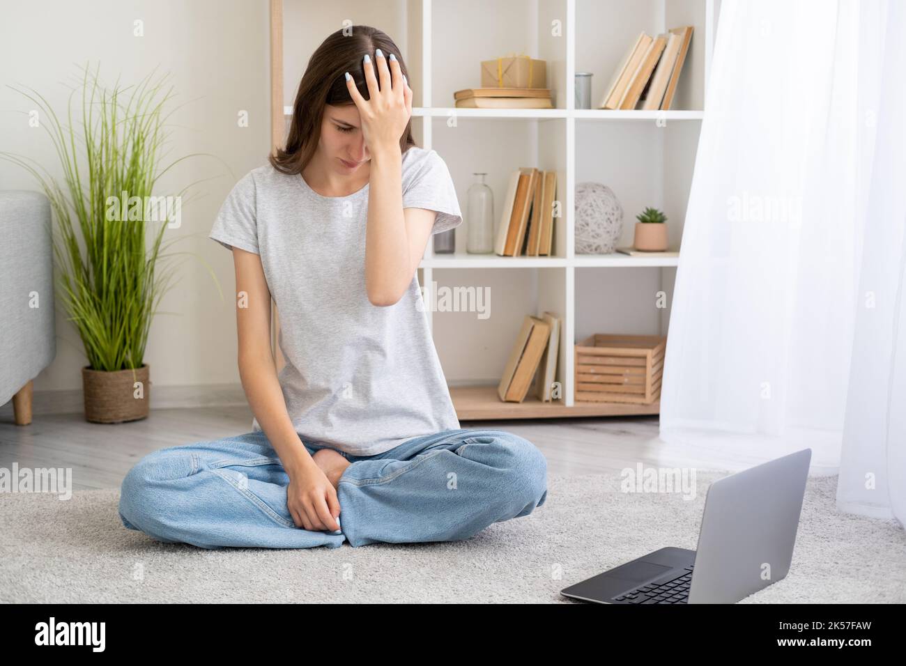 Facepalm Geste verwirrt Frau zu Hause Bildung Stockfoto